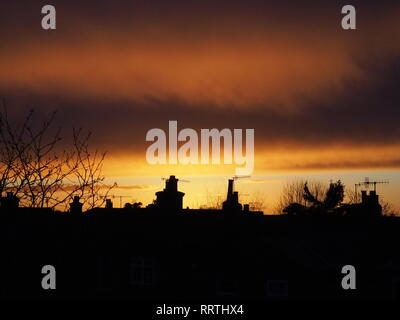 Tramonto oltre le case a Watford, Hertfordshire - UK Foto Stock