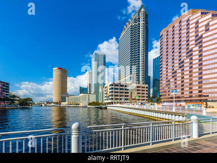 Tampa Riverwalk un sentiero pedonale lungo il fiume Hillsborough in downtown Tampa, Florida. Foto Stock