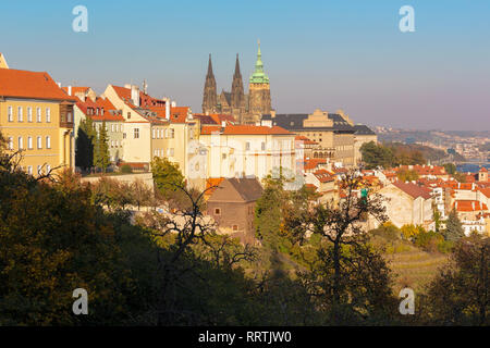 Praga - La Hradčany, il castello e la cattedrale di San Vito da Petrin nella luce della sera. Foto Stock