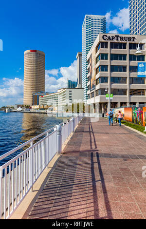 Tampa Riverwalk un sentiero pedonale lungo il fiume Hillsborough in downtown Tampa, Florida. Foto Stock