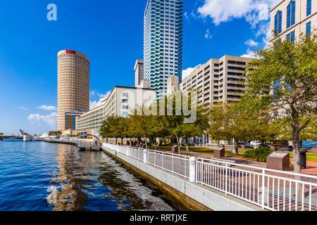 Tampa Riverwalk un sentiero pedonale lungo il fiume Hillsborough in downtown Tampa, Florida. Foto Stock