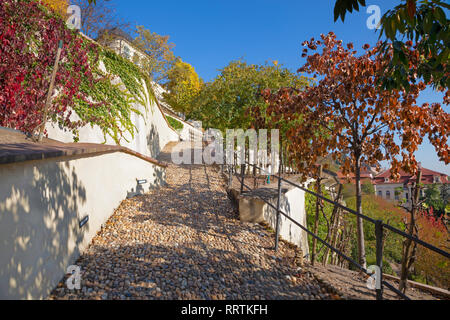 Praga - La Furstenberska giardini sotto il castello di atumn. Foto Stock