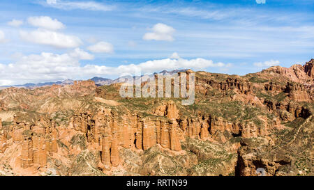 Vista aerea di Danxia Binggou Canyon rilievi in Zhangye, Sunan Regione, Provincia di Gansu, Cina. Pietra arenaria rossa rocce del Geoparco. Nuvole basse e blu Foto Stock