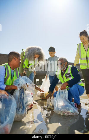 Volontari la pulizia di lettiera di sunny beach Foto Stock