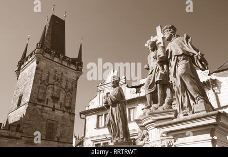 Praga - le staue barocco di st. Cosmo e st. Damian e Cristo da Charles Bridge da Jan Oldřich Mayer (1666 - 1721). Foto Stock