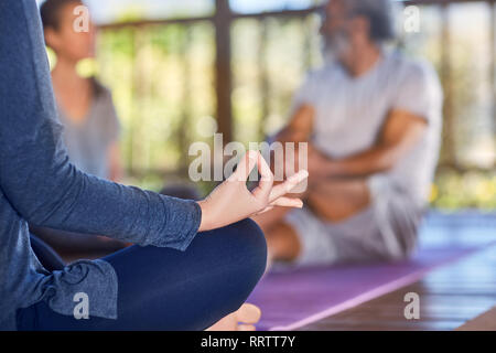 Donna Serena meditazione con la mano in gyan mudra Foto Stock