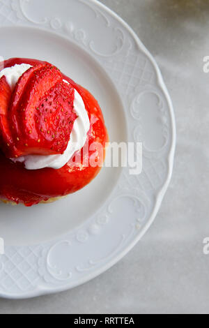 Una fragola-sormontato Sufganiyot, un profondo fritto ciambella che è tradizionalmente consumato durante la festa ebraica di Hanukkah, Yehuda Market, Gerusalemme Foto Stock