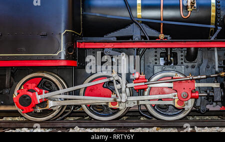 Le ruote della vecchia locomotiva. Foto Stock