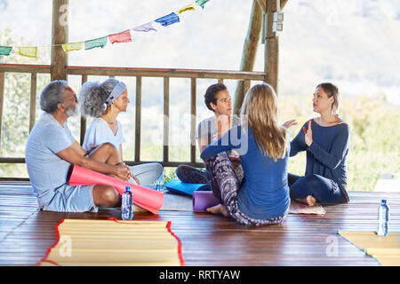 Yoga classe parlando in cerchio nella capanna durante il ritiro di yoga Foto Stock