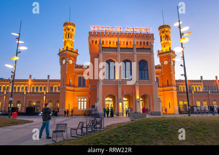 Wroclaw, Polonia, edificio della stazione ferroviaria principale (Wrocław Głowny) di Wroclaw, costruito a metà del XIX secolo('Breslavia stazione principale') Foto Stock