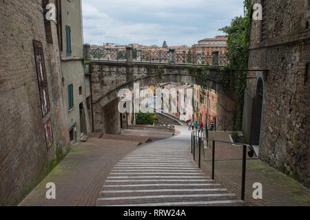 Via dell'Acquedotto è un bellissimo xiii secolo street a Perugia, Umbria, Italia Foto Stock