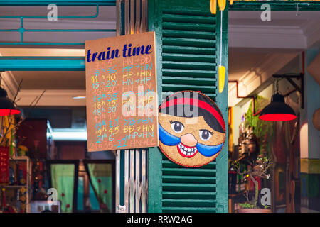 Orari dei treni che mostra i tempi di percorrenza dei treni da e per Hanoi, su una parete in corrispondenza di un cafe bar sul treno Hanoi Street, Hanoi Old Quarter, Hanoi, Vietnam Asia Foto Stock