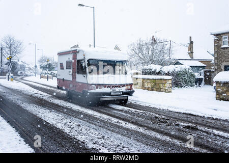 Bradford on Avon, Regno Unito, 1 Febbraio 2019: Un Hymer camper guida attraverso condizioni nevose Campervan fuori la guida in condizioni di neve con coperchio granite Foto Stock