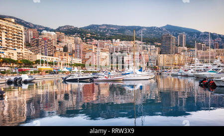 Yacht ormeggiati nel Principato di Monaco Foto Stock