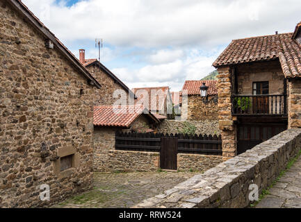 Barcena Mayor, Cabuerniga valle, con le tipiche case in pietra è uno del più bel villaggio rurale in Cantabria, Spagna. Foto Stock