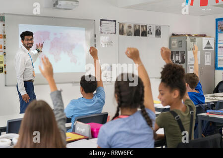 Insegnante maschio lezione leader, invitando gli studenti in aula Foto Stock