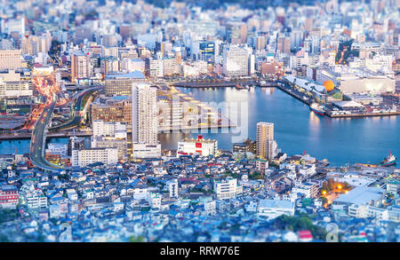 Il concetto di business, tilt shift effetto paesaggio urbano moderno di Nagasaki il tramonto dal monte inasa, il nuovo top 3 nightview del mondo, vista aerea, spazio di copia Foto Stock