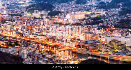 Il concetto di business, tilt shift effetto paesaggio urbano moderno di Nagasaki il tramonto dal monte inasa, il nuovo top 3 nightview del mondo, vista aerea, spazio di copia Foto Stock