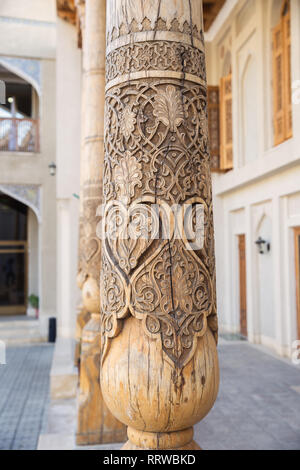 Tradizionale artigianato uzbeko intaglio del legno. Colonna di legno scolpito con ornamenti floreali, Bukhara, Uzbekistan Foto Stock