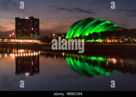 Glasgow/SCOZIA - 20 Settembre 2016: vista del SEC Armadillo illuminato in verde, che si riflette nel fiume Clyde Foto Stock
