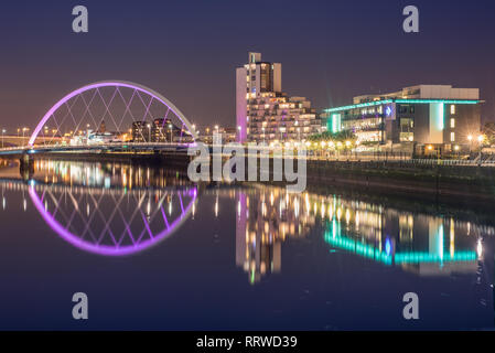 Glasgow/SCOZIA - 20 Settembre 2016: il Clyde Arc illuminato di violetta, riflesso nel fiume Clyde di notte Foto Stock