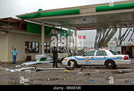 Un poliziotto Mobile si erge di fronte a BP gas station in Theodore, Alabama a seguito di un EF-2 tornado, 9 marzo 2011. Foto Stock