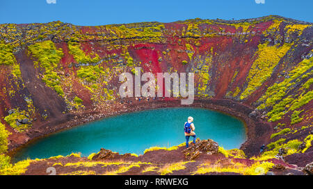 Famoso colorato e pericoloso Kerid cratere vulcanico con il lago interno su Islanda durante il tramonto Foto Stock