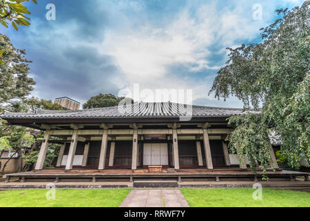 Yanaka, Tokyo, Giappone - 18 Agosto 2017 : Honden (sala principale) di Tennoji tempio, setta Tendai del buddhismo dedicato alla divinità Bishamonten. Situato in Taito Foto Stock