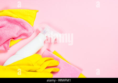 Lo spray per la pulizia, panno e guanti su sfondo rosa. Foto Stock