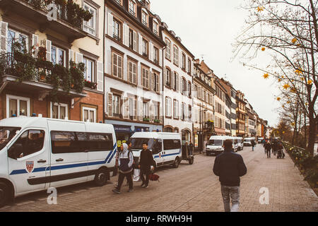 Strasburgo, Francia - 8 dicembre 2018: CRS la gendarmeria francese di fissaggio della zona sul Quai des Bateliers street protezione contro le giacche gialle Foto Stock