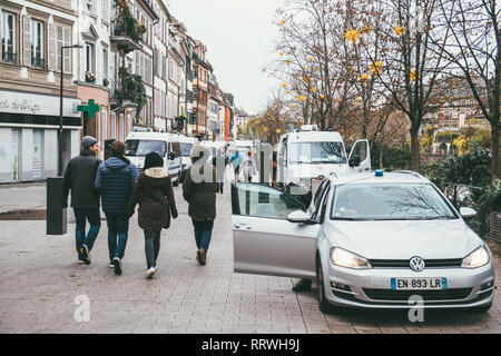 Strasburgo, Francia - 8 dicembre 2018: CRS la gendarmeria francese di fissaggio della zona sul Quai des Bateliers street protezione contro le giacche gialle Foto Stock