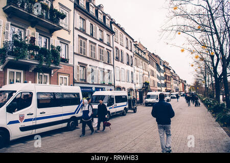 Strasburgo, Francia - 8 dicembre 2018: CRS la gendarmeria francese di fissaggio della zona sul Quai des Bateliers street protezione contro le giacche gialle Foto Stock