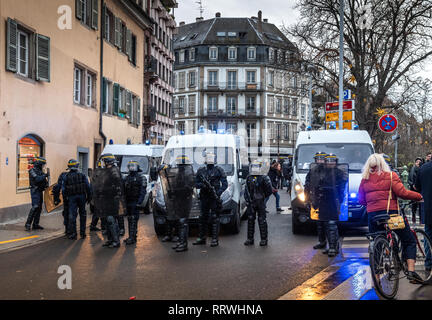 Strasburgo, Francia - 8 dicembre 2018: vista frontale degli ufficiali di polizia che fissano la zona in frong del Giallo giubbotti di manifestanti di movimento Foto Stock
