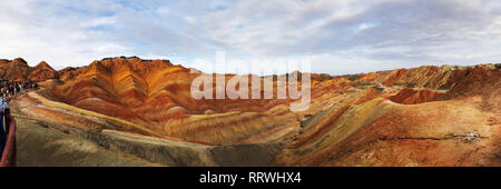 Panorama di montagne Arcobaleno parco geologico. Striata Danxia Zhangye rilievi parco geologico in provincia di Gansu, Cina. Valley in una giornata di sole. Foto Stock