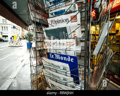 Parigi, Francia - Dic 10, 2018: Edicola chiosco stand con vendita di premere con più giornali francesi, l'opinione espressa, Le Monde, Le nozze di Figaro, Monde Economique, Les Echos, La Tribune Foto Stock