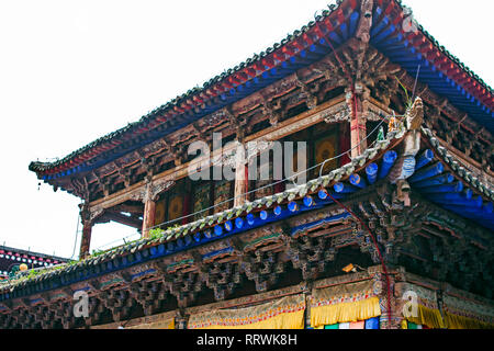 In legno cinese tradizionale tetto della Pagoda. Colorata struttura del tetto del tempio buddista. Architettura orientale del monastero di Kumbum in Xining. Foto Stock