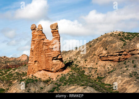 Natura sculture in Danxia Binggou Canyon rilievi in Zhangye, Sunan Regione, Provincia di Gansu, Cina. Pietra arenaria rossa rocce del Geoparco. Pietre Rosse. Foto Stock