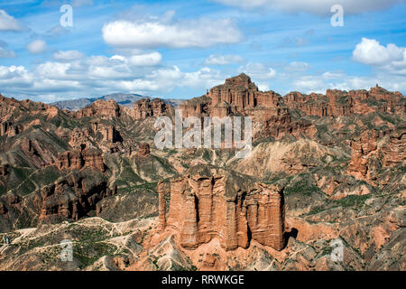 Natura sculture in Danxia Binggou Canyon rilievi in Zhangye, Sunan Regione, Provincia di Gansu, Cina. Pietra arenaria rossa rocce del Geoparco. Foto Stock