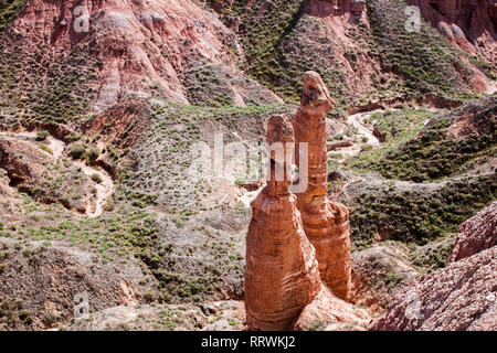 Paio di natura sculture in Danxia Binggou Canyon rilievi in Zhangye, Sunan Regione, Provincia di Gansu, Cina. Pietra arenaria rossa rocce del Geoparco. Foto Stock