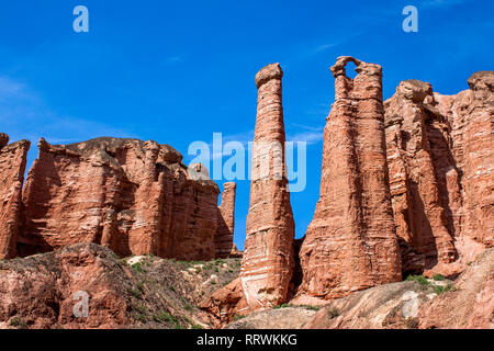 Natura sculture in Danxia Binggou Canyon rilievi in Zhangye, Sunan Regione, Provincia di Gansu, Cina. Pietra arenaria rossa rocce del Geoparco. Foto Stock