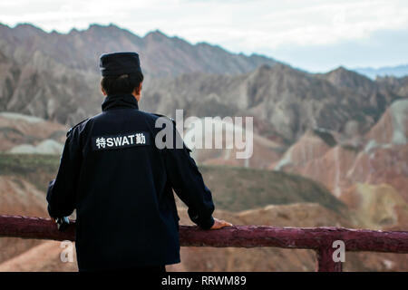 Un cinese la guardia di sicurezza è la visualizzazione di paesaggio. SWAT è il dovere di mantenere l'ordine. Foto Stock