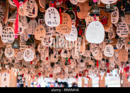 Cina, ZHANGYE - Settembre 15, 2018. Appendere le preghiere sono scritte su carte in lingua cinese. Vuole pregare il Dio sono sospesi dal tetto. Foto Stock