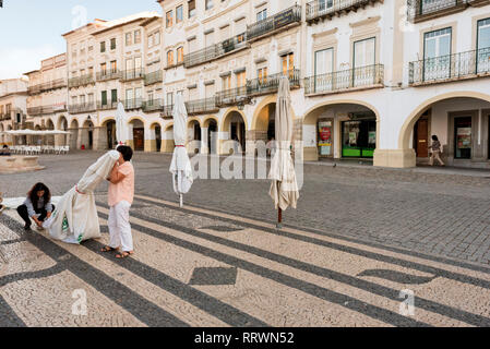 Casa tipica delle facciate e portici di Piazza Giraldo nella Città Vecchia di Evora, Alentejo, Portogallo Foto Stock