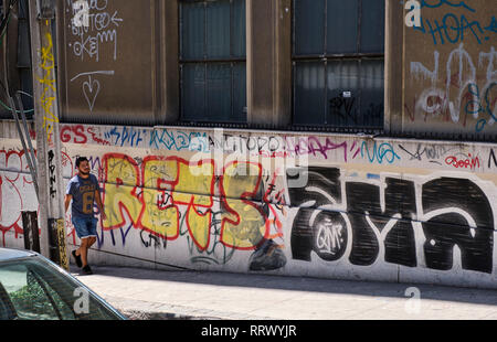 Strade con graffiti a Valparaíso, Cile Foto Stock