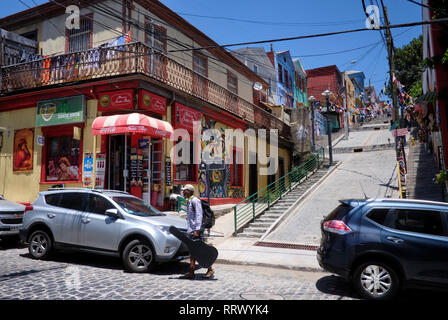 Strade con graffiti a Valparaíso, Cile Foto Stock
