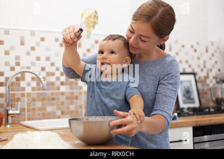 Madre e Figlio la preparazione di pasta di torta in cucina Foto Stock