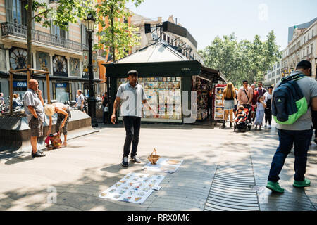 Barcellona, Spagna - 1 GIU 2018: Rambla di Barcellona centrale con i punti shopping la vendita di diversi souvenir e uomo vendita di magneti sull'asfalto Foto Stock