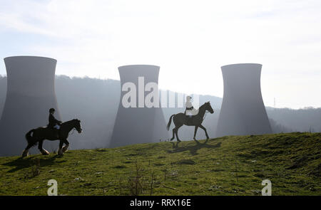 Equitazione come il paesaggio rurale incontra il settore urbano Gran Bretagna Uk 2019 raccolta di immagini da David Bagnall Fotografia Foto Stock