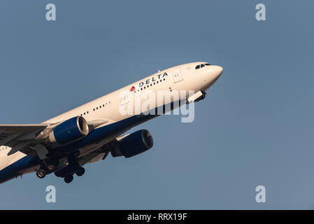 Delta Air Lines Airbus A330 aereo jet aereo decollo dall'Aeroporto Heathrow di Londra, Regno Unito. Compagnia aerea della partenza del volo Foto Stock