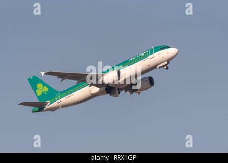 Aer Lingus Airbus A320 aereo jet piano EI-DVG decollo dall'Aeroporto Heathrow di Londra, Regno Unito. Compagnia aerea della partenza del volo. Named Flannan Foto Stock